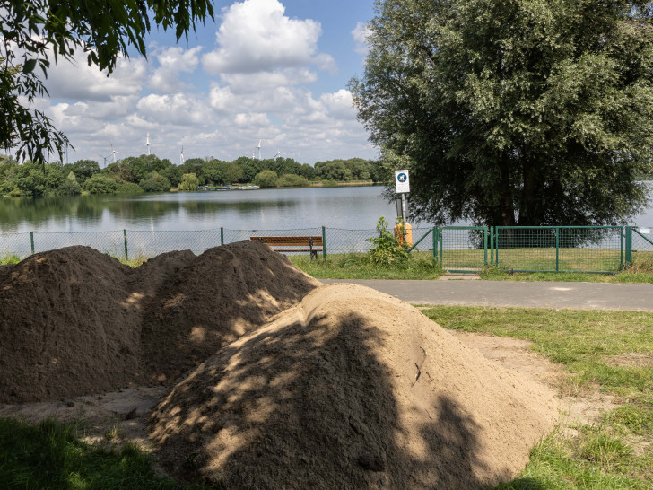 Der Sand am Salzgittersee wird aufgefüllt.