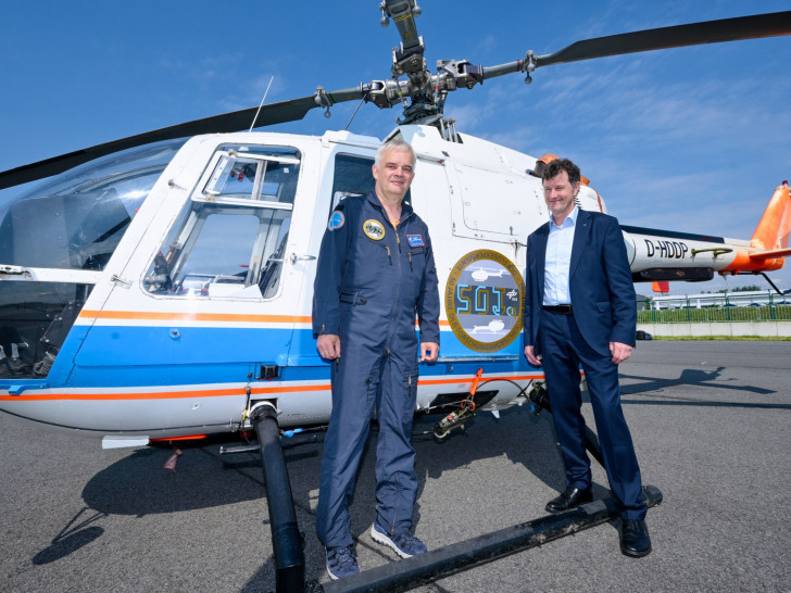 (von links) DLR-Testpilot Uwe Göhmann und Bereichsvorstand Luftfahrt Dr.-Ing. Markus Fischer vor der BO 105 auf der ILA Berlin 2024.