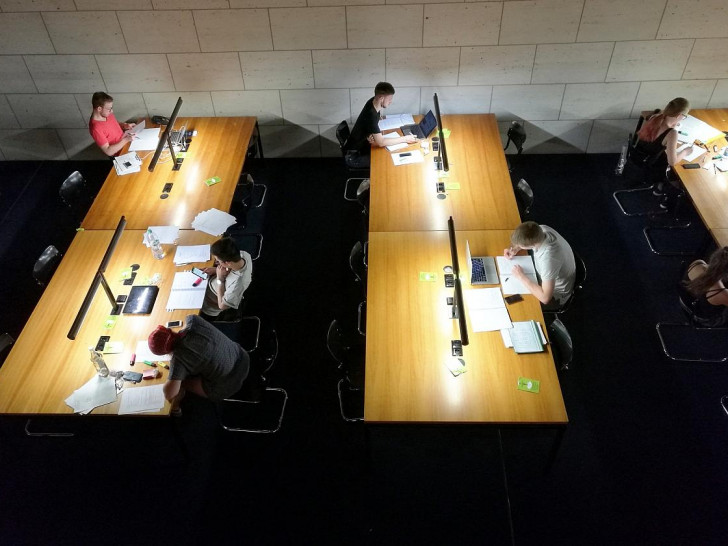 Studenten in einer Bibliothek (Archiv)