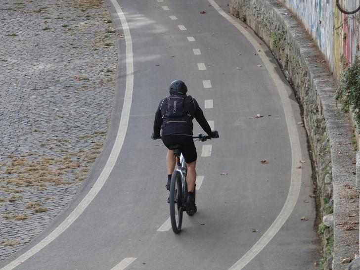 Fahrradfahrer auf Fahrradweg (Archiv)