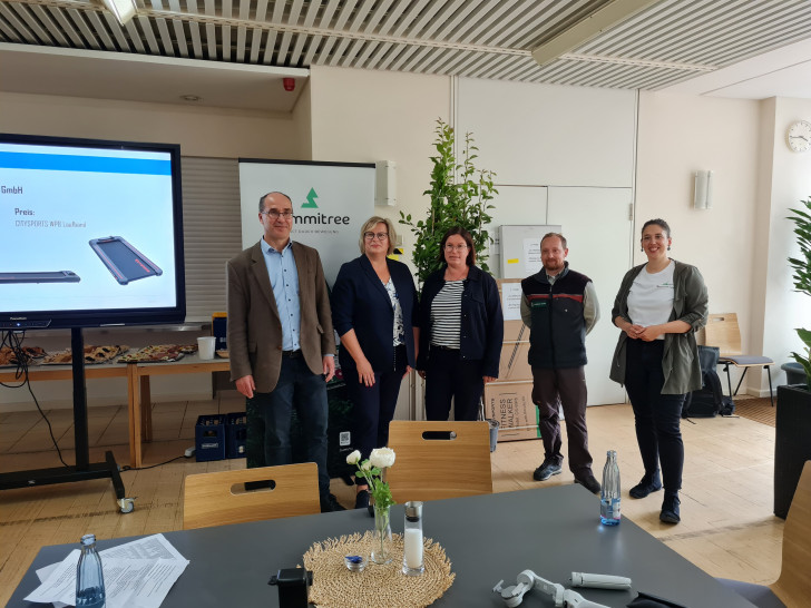 Geschäftsführer Dr. Jörg Aßmann (v. l.) mit den beiden Bestplatzierten Teilnehmerinnen Bianca Questereit (Goslarer Wohnstätten GmbH) und Claudia Glaub (Glaub Automation Salzgitter) sowie Marcel Möller (Stadtforst Goslar) und Sara Brandt vom technischen Dienstleister Summitree.