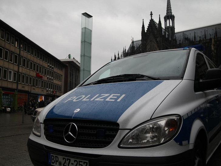 Polizeiauto vor Kölner Dom und Hauptbahnhof (Archiv)