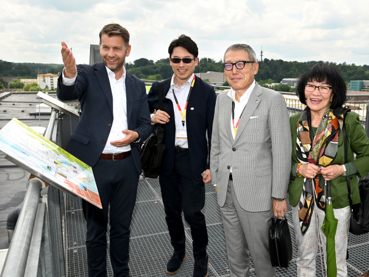 Oberbürgermeister Dennis Weilmann (links) zeigt der Delegation mit Goro Kamino (zweiter von rechts) und Teruko Balogh-Klaus (rechts) die Stadt von oben.