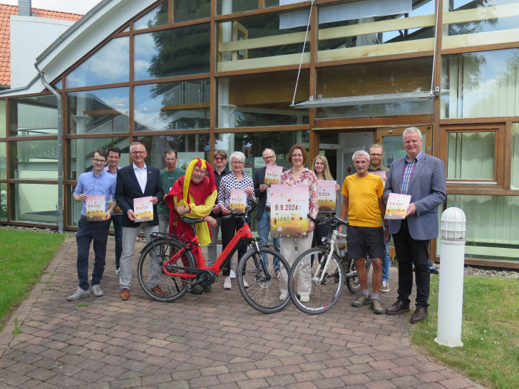 Rufen zum Mitmachen bei der 3. BraunschweigerLANDpartie auf (v.l.n.r.): Benedikt Einert (Leiter Till Eulenspiegel-Museum), Florian Hamel (Klimaschutzmanagement SG Elm-Asse), Dirk Neumann (Bürgermeister Samtgemeinde Elm-Asse), Lars Eberst (Grundschule Remlingen), Till Eulenspiegel, Claus Pahlitzsch (Landkreis Wolfenbüttel), Landrätin Christiana Steinbrügge, Fritz Rössig (Abteilungsleiter Regionalverkehr, Regionalverband Großraum Braunschweig), Kerstin Geffers (Projektkoordinatorin Landkreis Wolfenbüttel), Christine Becker (Freiwilligenagentur, Projektbüro Elm-Asse), Klaus Eckstein (ADFC Wolfenbüttel), Christoph Genth (Klimaschutzmanagement SG Elm-Asse) und Volker Meier (Geschäftsführer Landvolk im Braunschweiger Land).