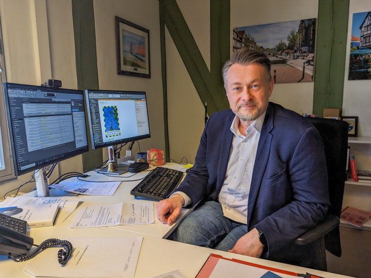 In seinem Amtszimmer im Wolfenbütteler Rathaus: Bürgermeister Ivica Lukanic. (Archivbild)