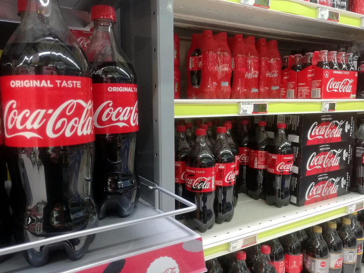 Coca-Cola in einem Supermarktregal (Archiv)