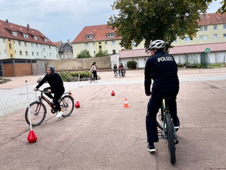 Die Polizei unterstützt beim Training.