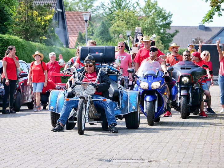 Das Straßenteam Unter der Eiche gewann 2022 bei der Straßenolympiade unter dem Motto Leinde rockt den Preis für den besten Wagen.