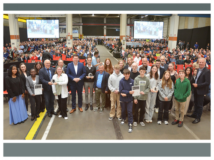 Gruppenbild der Preisträger gemeinsam mit dem Oberbürgermeister, dem Werkmanagement und dem Betriebsrat von Volkswagen Braunschweig. 