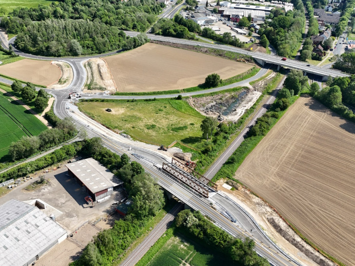 Um den Verkehr von der alten B-6-Brücke umzuleiten, wurde eine Querspange im Bereich der AS Salzgitter-Bad gebaut. Der Ütschenweg wurde verbreitert und eine Brücke über die Bahnschienen errichtet.