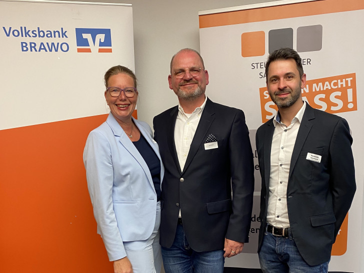 Nicole Mölling (Leiterin der Direktion Salzgitter der Volksbank BRAWO), begrüßte Axel Henze (Referent und Experte zum Thema Datenschutz), Alexander Spormann (Steuerberater von der Kanzlei Peggau Bernhard Spormann aus Salzgitter) sowie 35 Unternehmerinnen und Unternehmer zum 7. Unternehmerzirkel Salzgitter in der Volksbank-Hauptstelle in SZ-Lebenstedt.   __