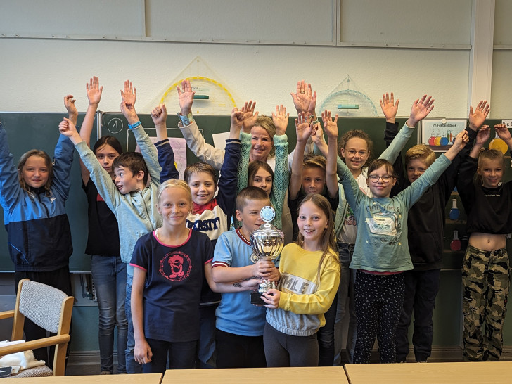 Die Kinder der dritten und vierten Klassen freuten über den Besuch von Oberbürgermeisterin Urte Schwerdtner (hinten, Mitte), die der Grundschule Wiedelah den Arcachon-Pokal überreichte.