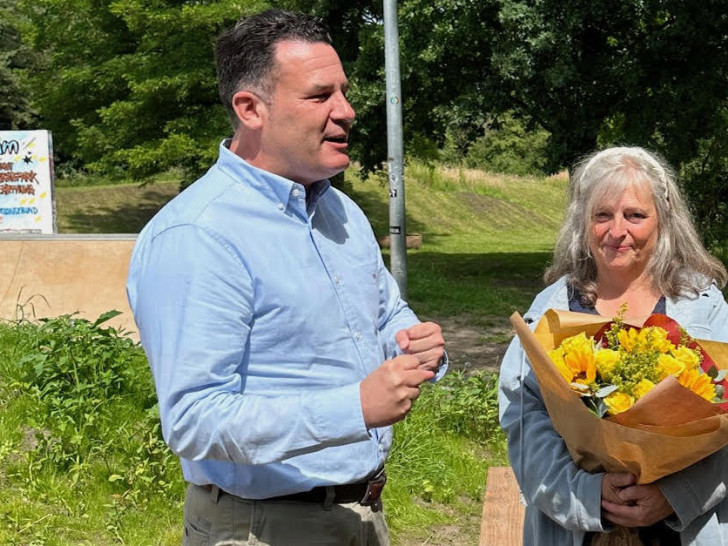  Bürgermeister Matthias Nerlich lobte das Engagement des Kinderschutzbundes Gifhorn und brachte nicht nur Blumen für Claudia Klement mit, sondern auch ein Skateboard zum Verleihen.