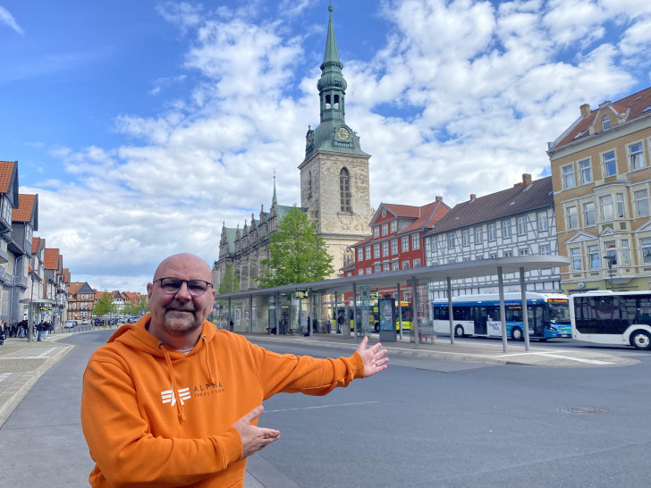 CDU-Fraktionsvorsitzender Marc Angerstein zeigt auf den Kornmarkt, der als ein Brennpunkt nach Vorstellung seiner Fraktion künftig videoüberwacht werden soll.