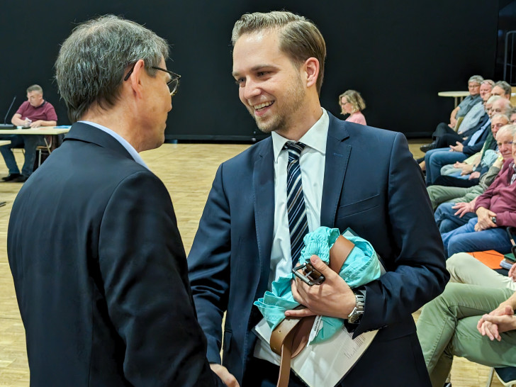 Kai Kratschmer wurde zum Stadtrat für Finanzen und Interne Dienste in der Stadt Wolfenbüttel gewählt. Glückwünsche gab es auch von seinem Vorgänger Knut Foraita, der jetzt seinen Ruhestand genießen darf.