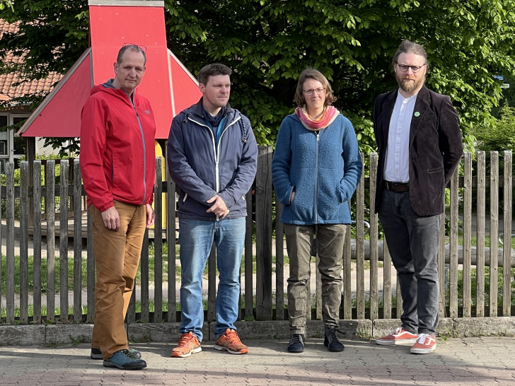 Henning Kramer (Grünes Ratsmitglied), Tobias Enge (Elternvertreter der Kita Villa Hoppetosse), Katharina Schulz-Kesting (Mutter eines Kita-Kindes) und Leo Pröttel (Grünes Ratsmitglied) (v. li.).