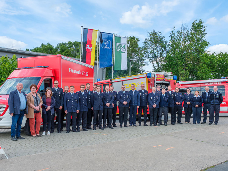  Feuerwehren sowie Ratsmitglieder und Verwaltung freuen sich über die neuen Fahrzeuge.