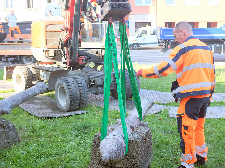 Die Rohre wurden vor der Feuerwache für ihren Transport vorbereitet.