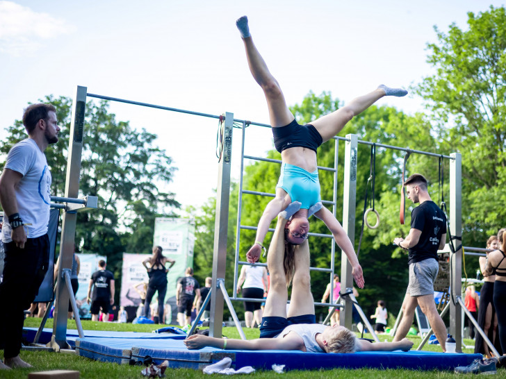 Auf Grund der großen Nachfrage beim RENEW 2024 wieder mit dabei: Das zu zweit praktizierte Acro Yoga.