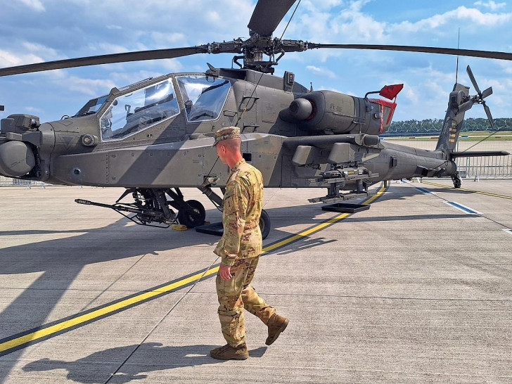 US-Soldat vor einem Boeing AH-64 Apache (Archiv)