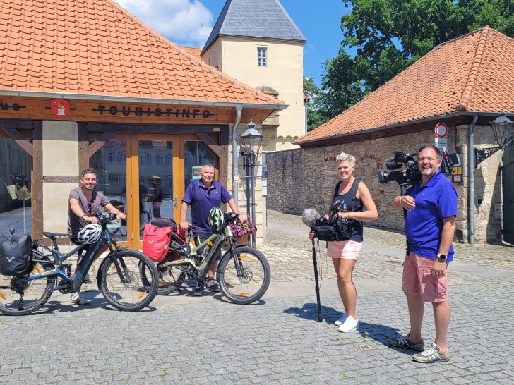 Das Team vom NDR Fernsehen gemeinsam mit dem Radtourenexperten Thomas Kempernolte (2. v. li.): Peter Jagla (li.), Rike Castenow und Jörg Teiwes.