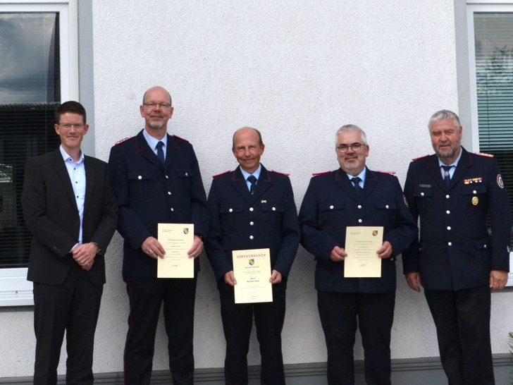 Bürgermeister Tobias Grünert, Ortsbrandmeister Michael Klindworth (Ortsfeuerwehr Vallstedt/Alvesse), ehemaliger stellv. Ortsbrandmeister Michael Wolf (Vallstedt/Alvesse), stellv. Ortsbrandmeister Michael Brandes (Ortsfeuerwehr Vallstedt/Alvesse) und Gemeindebrandmeister Peter Splitt (v. li.).