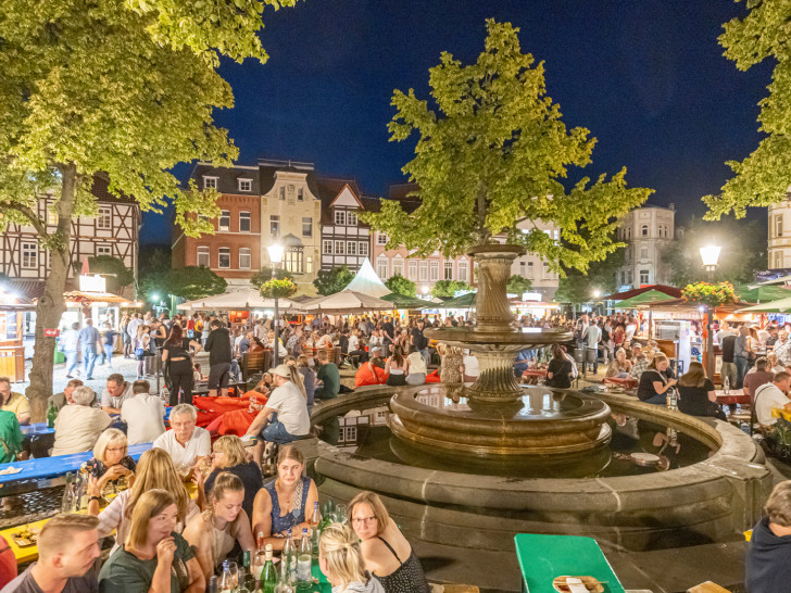 Gemütlichkeit und Geselligkeit stehen beim Peiner Weinfest auf dem Historischen Marktplatz im Mittelpunkt. 