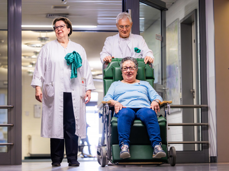  Ulrike Bohle und Siegmund Pruszczynski begleiten eine Patientin zu ihrer Station. 