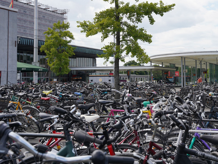 Fahrräder vor dem Braunschweiger Hauptbahnhof