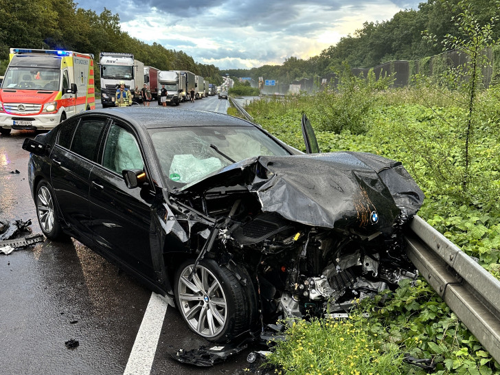 Eines der Autos war in die Leitplanke gekracht.