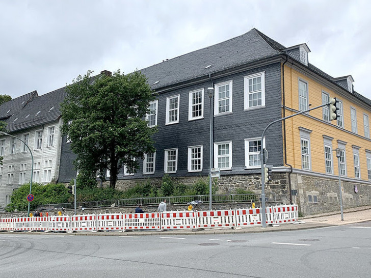Der Bürgersteig der Silberstraße entlang des LBEG-Dienstsitzes in Clausthal-Zellerfeld ist aufgrund der Sanierung der Stützmauer bis voraussichtlich Mitte August gesperrt.