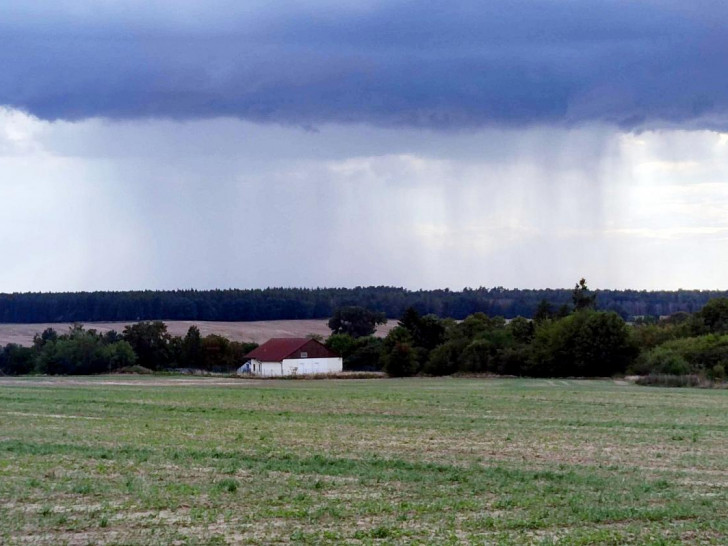 Unwetterwolke über einem Acker (Archiv)