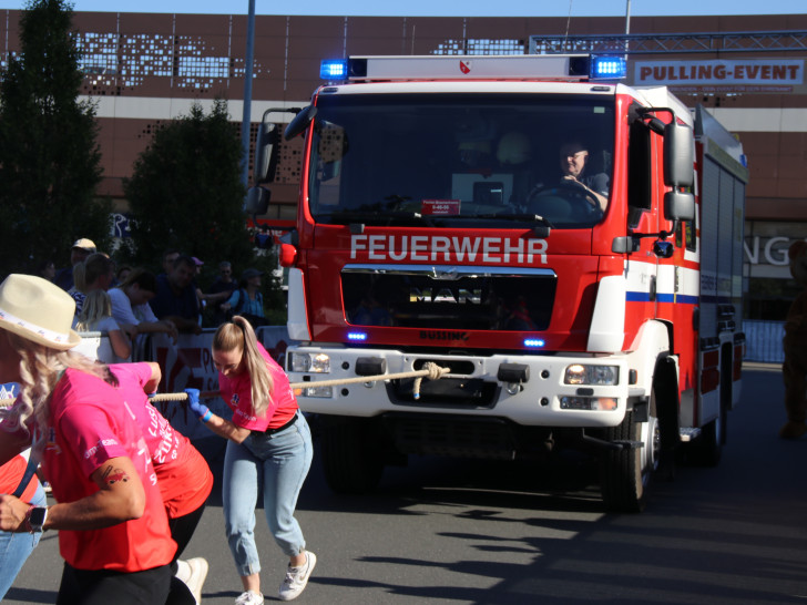 Beim großes Feuerwehrauto-Pulling können die Teilnehmer ihre Kraft unter Beweis stellen.