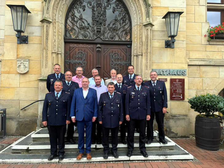 Hintere Reihe: Mark Wesemann stellvertretender Stadtbrandmeister, Carsten Johann, Frank Kemmer, Erster Stadtrat Henning Konrad Otto, Nils Sage, Ortsfeuerwehr Emmerstedt. Mittlere Reihe: Carsten Kirschke, Ortsbrandmeister Büddenstedt, Norbert Dinter, Jan Lachmann, stellvertretender Ortsbrandmeister Helmstedt, Friedrich-Wilhelm Bebenroth, Ortsbrandmeister Barmke. Vordere Reihe: Martin Stanke, Bürgermeister Wittich Schobert, Michael Kutscher, Christian Kahl, Stadtbrandmeister.