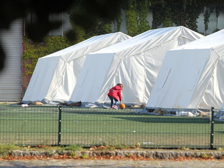 Flüchtlingskind in einer "Zeltstadt" (Archiv)