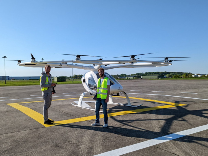 Projektmitarbeiter vor dem Volocopter mit C2Land-Ausrüstung. 