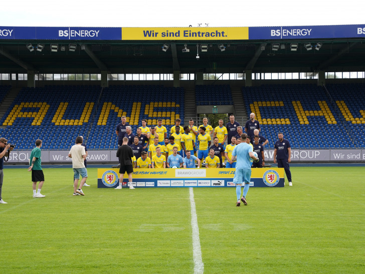 Am Dienstag gab es ein Foto-Shooting mit der Mannschaft im Eintracht Stadion.