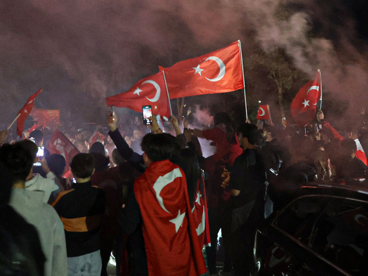 Die türkischen Fans feiern den Sieg im Achtelfinale in Salzgitter.