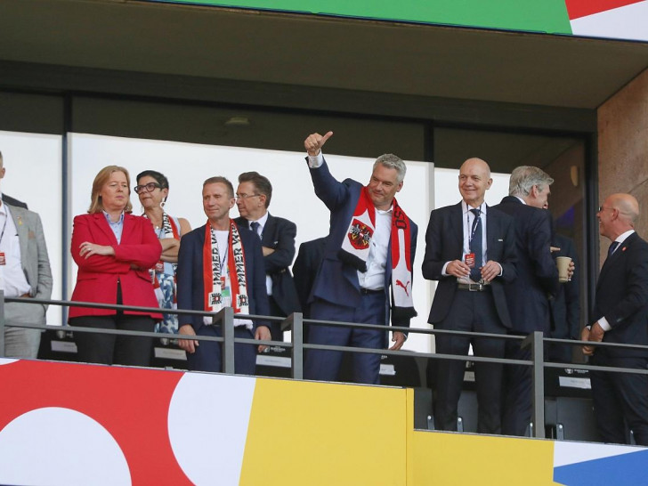 Ehrengäste im Stadion (Archiv)