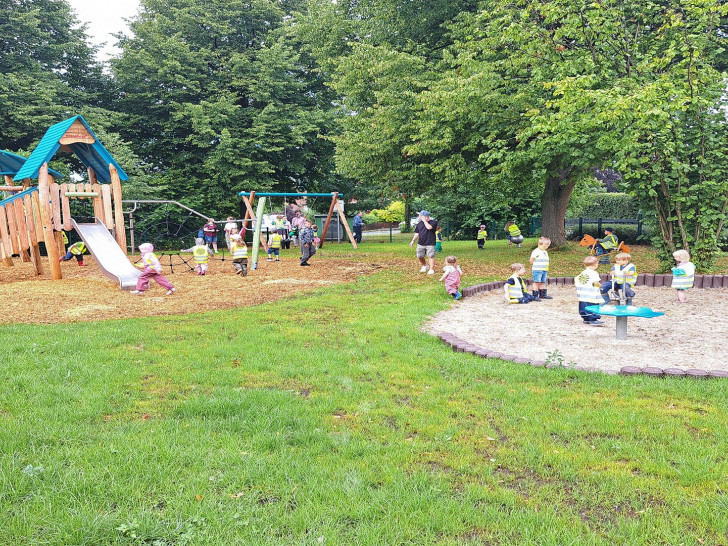 Zahlreiche Kinder bespielen die neuen Geräte.