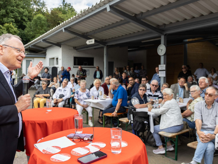 Niedersachsens Ministerpräsident Stephan Weil im Austausch mit den Bürgern.