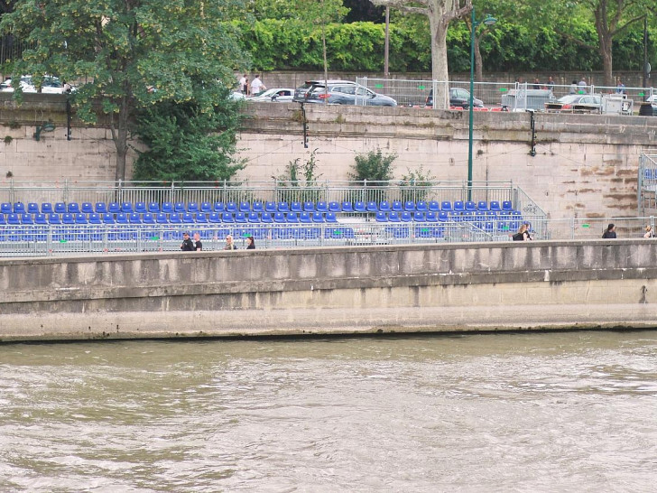 Zuschauertribüne für die Schwimmwettbewerbe an der Seine (Archiv)