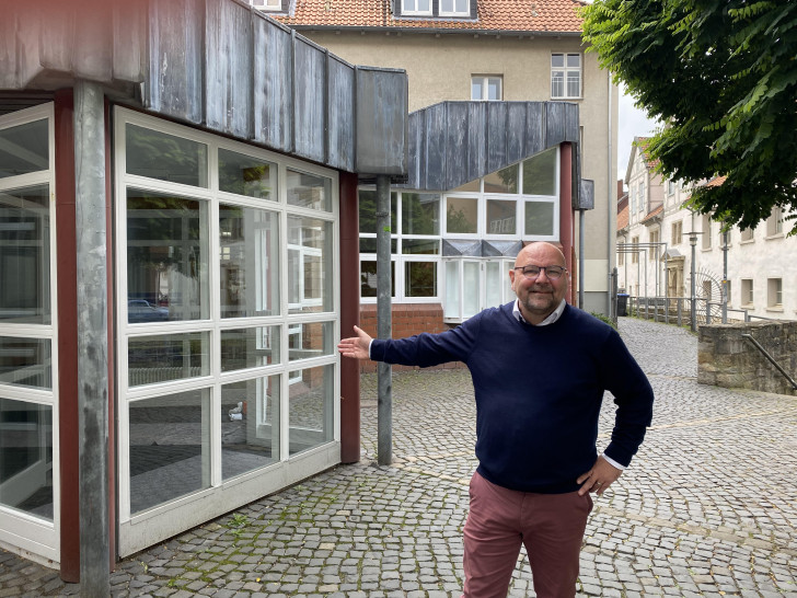 CDU-Fraktionschef Marc Angerstein vor dem neuen Bürgeramt der Stadt Wolfenbüttel. Wenn es nach der CDU geht, sollen Bürger hier Tag und Nacht ihre neuen Ausweise über eine Dokumentenausgabebox abholen können.