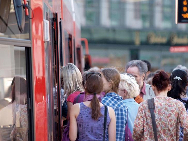 Fahrgäste in einer Straßenbahn (Archiv)