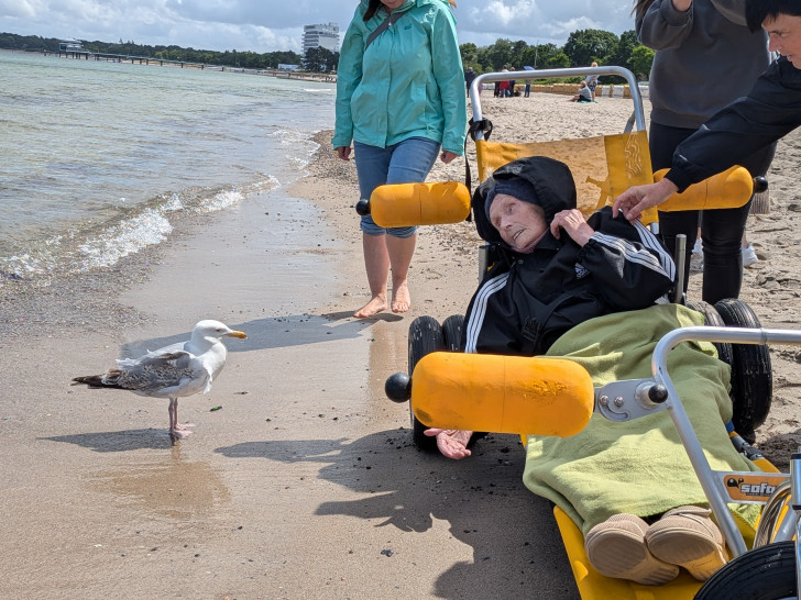 Frau R. bei ihrem Besuch an der Ostsee.