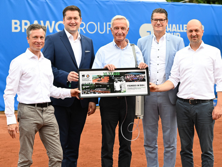 Das ATP verlieh Markus Beese (l.), Harald Tenzer (m.), beide Geschäftsführer der veranstaltenden Brunswiek Marketing GmbH, sowie Turnierdirektor Volker Jäcke (r.) im Beisein von Dr. Thorsten Kornblum (2.v.l.), Oberbürgermeister der Stadt Braunschweig sowie TNB-Präsident Raik Packeiser (2.v.r.) einen Award für 30 Jahre Braunschweiger Tennisgeschichte. 