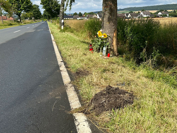 Am Unglücksort wurden Blumen aufgestellt. Es sind noch deutlich die Spuren des Unfalls zu erkennen.