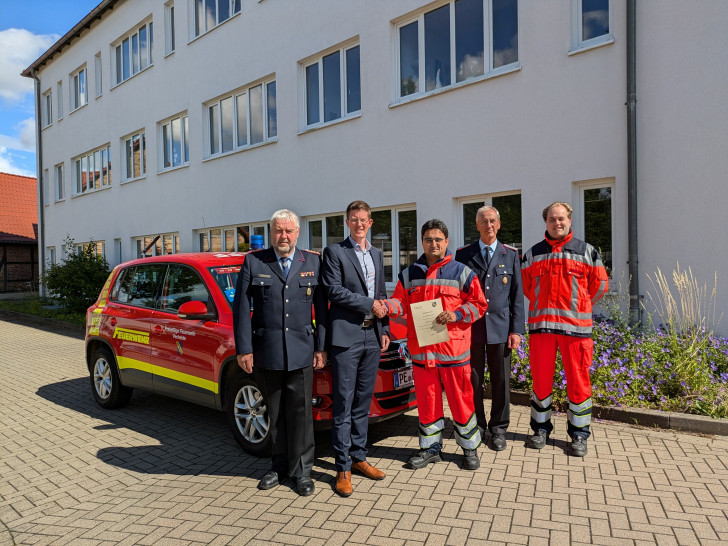 Gemeindebrandmeister Peter Splitt, Bürgermeister Tobias Grünert, Sebastian Szkopek (Ärztliche Leitung, First-Responder-Einheit Liedingen), stellv. Ortsbrandmeister Christian Schäfer (Ortsfeuerwehr Liedingen) und Leiter der First Responder Einheit Paul Richter (Ortsfeuerwehr Liedingen) (v. li.).