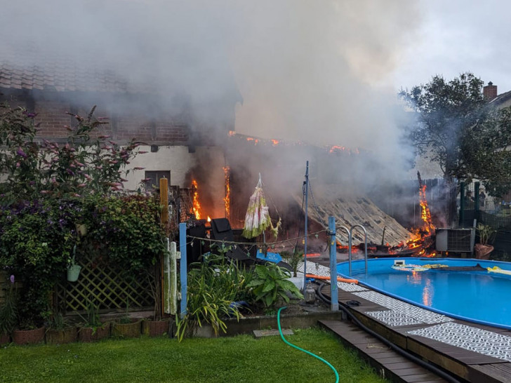 Der Schuppen stand in Vollbrand.