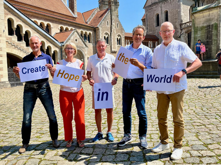 Die Rotary Präsidenten aus Braunschweig und ihr Jahresmotto „Create hope in the world“ (Gib der Welt Hoffnung) - von links: Wolf-Peter Sollmann, Bettina Wieneke, Knud Maywald, Michael Rösch, Burkhardt Becker.